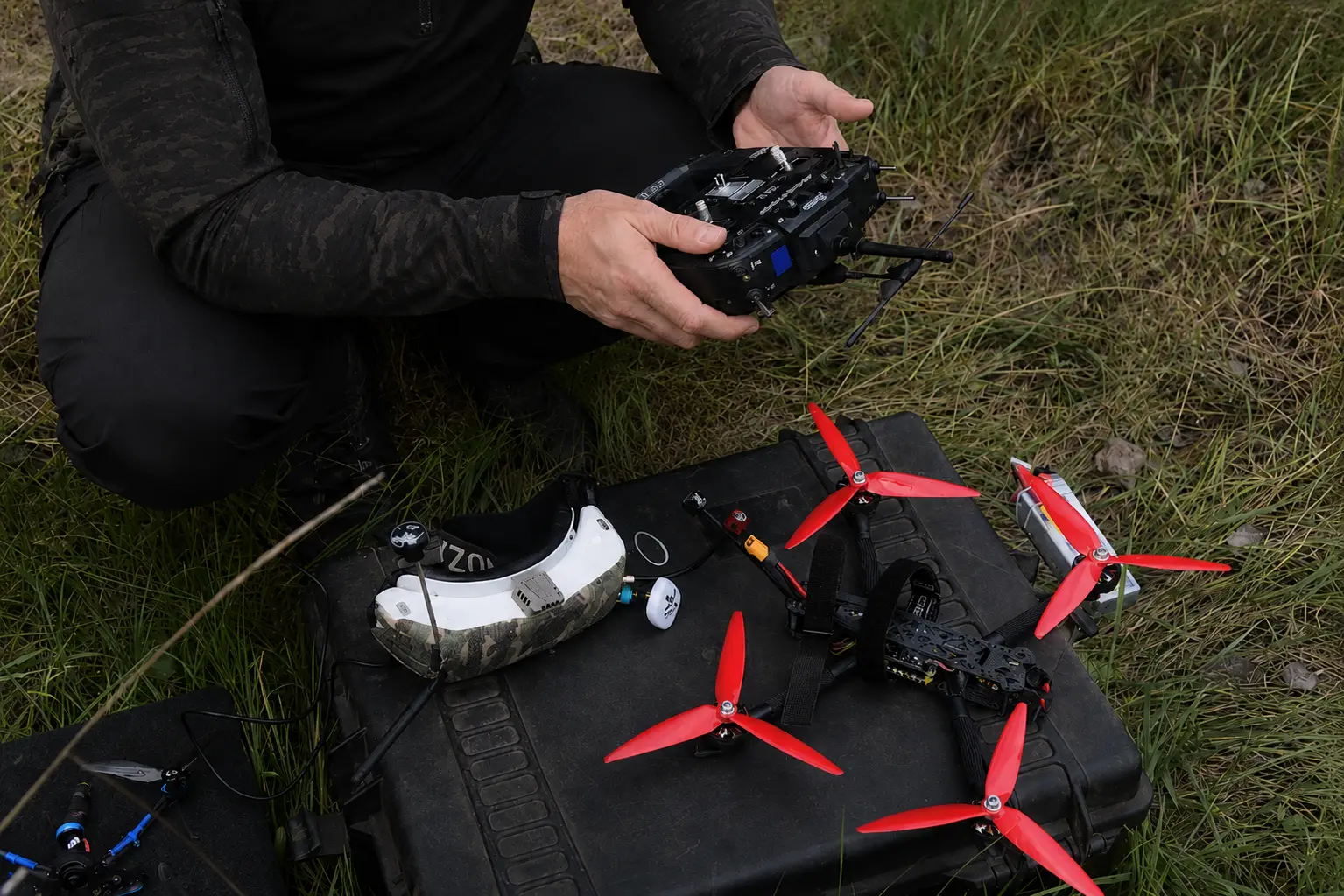 Оператор готовит FPV-дроны и оборудование к практическому занятию